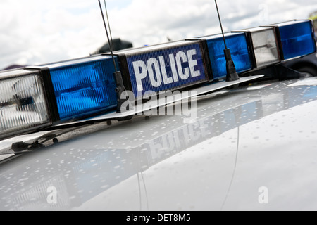 Blaue & klar blinkende Licht Array mit Kommunikation Antennen auf ein Dach eines britischen Polizei Autos Stockfoto