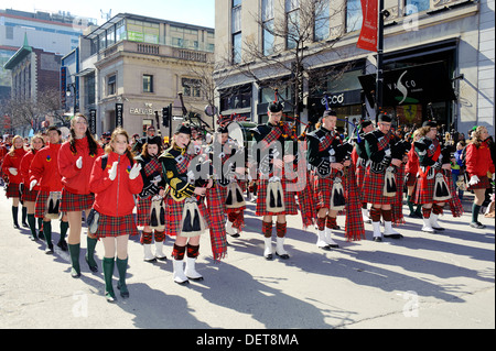 Highland Dancers und schottische Blaskapelle paradieren auf Ste Catherine Street in Montreal während der St. Patricks Day Parade. Stockfoto