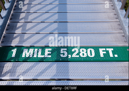 Plank Markierung "1,6 - 5280 Fuß" am Grandfather Mountain Mile High Swinging Bridge. Stockfoto