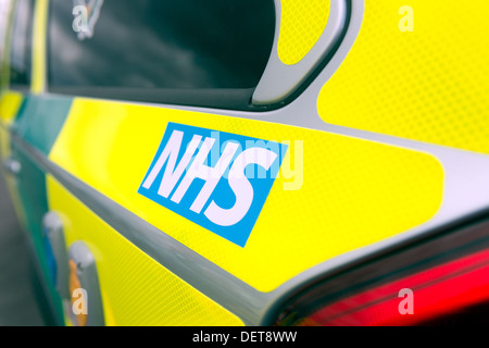 Die Details des NHS-Logos auf einem Sanitäter Krankenwagen Stockfoto