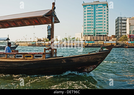 DUBAI, Vereinigte Arabische Emirate-NOVEMBER 13: Traditionellen Abra-Fähren Stockfoto