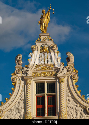 Freiheit von Brügge Fassade oben mit goldene Statue der Gerechtigkeit Stockfoto