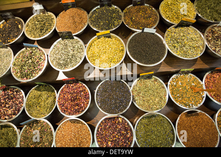 Vielzahl von Gewürzen, Kräutern und Tees auf dem Display an Gewürzen und necken Lagern bei Chelsea Market, New York City, New York Stockfoto