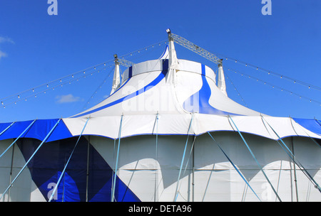 Blau-weißen Zirkuszelt Zirkuszelt mit Himmelshintergrund. Stockfoto