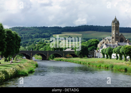 Peebles, County Town von Peeblesshire in den schottischen Grenzen - Blick auf den Fluss Tweed und die Spaziergänge am Flussufer des Parks Stockfoto