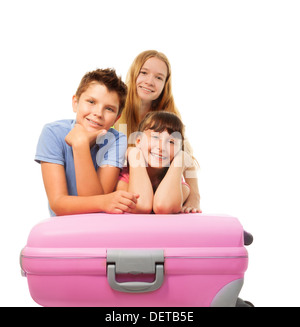 Gruppe von Kindern, jungen und Mädchen auf Koffer, nächsten Urlaub träumen Stockfoto