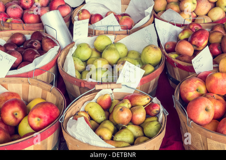 Äpfel und Birnen zum Verkauf am Straßenrand stehen, Oregon Stockfoto