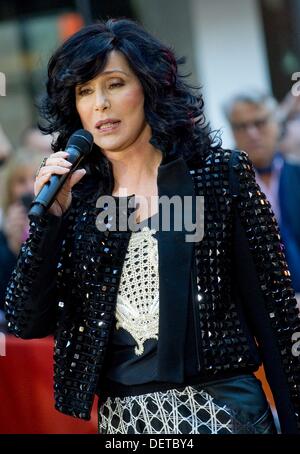 New York, NY. 23. September 2013. Cher für NBC heute zeigen Konzert auf der Bühne mit Cher, Rockefeller Plaza, New York, NY 23. September 2013. Bildnachweis: Lee/Everett Collection/Alamy Live-Nachrichten Stockfoto