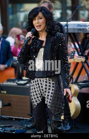 New York, NY. 23. September 2013. Cher für NBC heute zeigen Konzert auf der Bühne mit Cher, Rockefeller Plaza, New York, NY 23. September 2013. Bildnachweis: Lee/Everett Collection/Alamy Live-Nachrichten Stockfoto