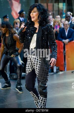 New York, NY. 23. September 2013. Cher für NBC heute zeigen Konzert auf der Bühne mit Cher, Rockefeller Plaza, New York, NY 23. September 2013. Bildnachweis: Lee/Everett Collection/Alamy Live-Nachrichten Stockfoto