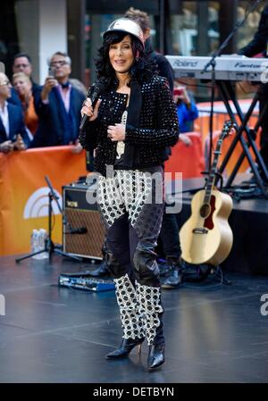 New York, NY. 23. September 2013. Cher für NBC heute zeigen Konzert auf der Bühne mit Cher, Rockefeller Plaza, New York, NY 23. September 2013. Bildnachweis: Lee/Everett Collection/Alamy Live-Nachrichten Stockfoto