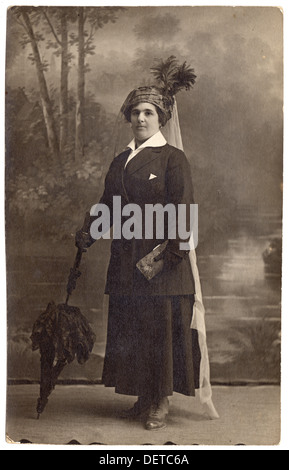 Vintage Studio-Porträt einer Frau, hochauflösende unbearbeitete Scan von einem echten Originalfoto Stockfoto
