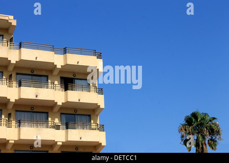 Alten Hotel Gebäude und Palmen Baum mit blauem Himmelshintergrund. Stockfoto