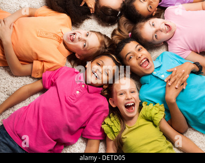 Gruppe von glücklich Vielfalt suchen Kinder in sternförmig auf den Boden legen Stockfoto