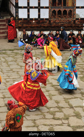 Tänzerinnen im Domkhar Tsechu Festivals statt in einem Kloster in dem Dorf Domkhar, Bumthang, Bhutan Stockfoto