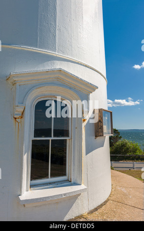 Fensterdetail Nobska Lighthouse im Dorf von Woods Hole, Stadt Falmouth auf Cape Cod, Massachusetts, USA. Stockfoto