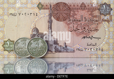 Banknoten und Münzen aus Ägypten Stockfoto