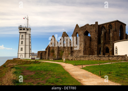 Berühmten Abtei Ruinen und Leuchtturm, Pointe de Saint-Mathieu, Bretagne, Frankreich Stockfoto