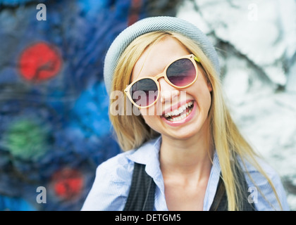 Porträt des Lächelns Hipster Mädchen mit Sonnenbrille im freien Stockfoto