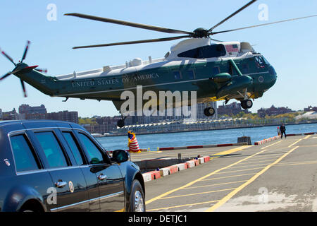 an Bord, kommt in New York. 23. September 2013. Marine One, mit US-Präsident Barack Obama an Bord kommt in New York City am Montag, 23. September 2013. Bildnachweis: Jin Lee / Pool über CNP/Dpa/Alamy Live News Stockfoto