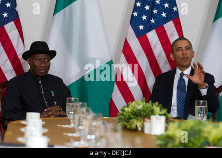 New York, New York. 23. September 2013. Präsident Goodluck Jonathan von Nigeria und US-Präsident Barack Obama treffen sich in New York, New York, auf Montag, 23. September 2013. Bildnachweis: Jin Lee / Pool über CNP/Dpa/Alamy Live News Stockfoto