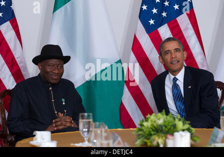 New York, New York. 23. September 2013. Präsident Goodluck Jonathan von Nigeria und US-Präsident Barack Obama treffen sich in New York, New York, auf Montag, 23. September 2013. Bildnachweis: Jin Lee / Pool über CNP/Dpa/Alamy Live News Stockfoto