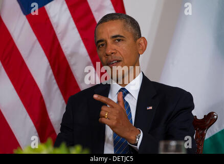 New York, New York. 23. September 2013. US-Präsident Barack Obama macht Bemerkungen während Präsident Goodluck Jonathan von Nigeria in New York, New York, auf Montag, 23. September 2013 zu treffen. Bildnachweis: Jin Lee / Pool über CNP/Dpa/Alamy Live News Stockfoto