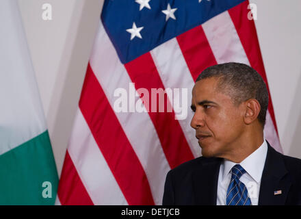 New York, New York. 23. September 2013. US-Präsident Barack Obama hört während Präsident Goodluck Jonathan von Nigeria in New York, New York, auf Montag, 23. September 2013 zu treffen. Bildnachweis: Jin Lee / Pool über CNP/Dpa/Alamy Live News Stockfoto