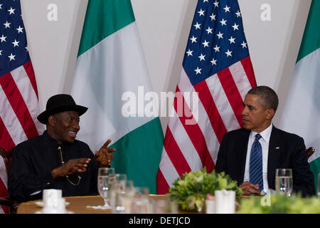 New York, New York. 23. September 2013. Präsident Goodluck Jonathan von Nigeria und US-Präsident Barack Obama treffen sich in New York, New York, auf Montag, 23. September 2013. Bildnachweis: Jin Lee / Pool über CNP/Dpa/Alamy Live News Stockfoto
