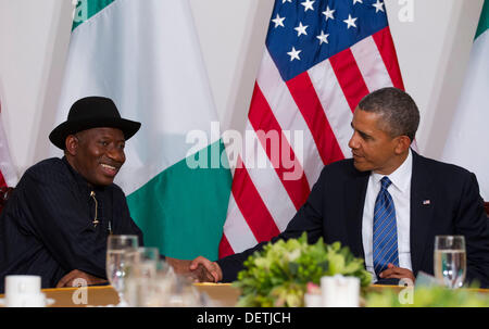 New York, New York. 23. September 2013. Präsident Goodluck Jonathan von Nigeria und US-Präsident Barack Obama treffen sich in New York, New York, auf Montag, 23. September 2013. Bildnachweis: Jin Lee / Pool über CNP/Dpa/Alamy Live News Stockfoto