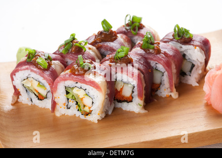Japanische Rollen mit Leuchtturm auf einer Holzplatte. Stockfoto
