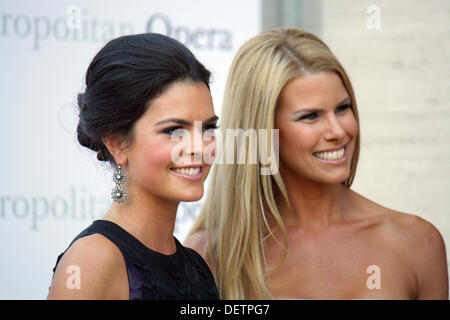 New York, USA. 23. September 2013. Beth Ostrosky Stern (R) und Katie Lee kommen für die Saisoneröffnung an der Metropolitan Opera in New York, USA, 23. September 2013. Pyotr Tchaikovskys Oper Eugene Onegin eröffnet der Met Saison. Der Metropolitan Opera gilt als eines der besten Opernhäuser der Welt und der Saisoneröffnung ist immer ein wichtiges Ereignis der New Yorker Gesellschaft. Foto: Christina Horsten/Dpa/Alamy Live News Stockfoto