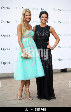 New York, USA. 23. September 2013. Beth Ostrosky Stern (L) und Katie Lee kommen für die Saisoneröffnung an der Metropolitan Opera in New York, USA, 23. September 2013. Pyotr Tchaikovskys Oper Eugene Onegin eröffnet der Met Saison. Der Metropolitan Opera gilt als eines der besten Opernhäuser der Welt und der Saisoneröffnung ist immer ein wichtiges Ereignis der New Yorker Gesellschaft. Foto: Christina Horsten/Dpa/Alamy Live News Stockfoto