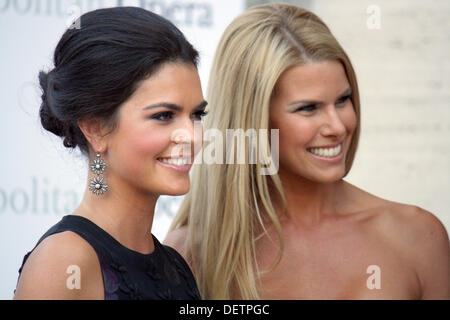 New York, USA. 23. September 2013. Beth Ostrosky Stern (R) und Katie Lee kommen für die Saisoneröffnung an der Metropolitan Opera in New York, USA, 23. September 2013. Pyotr Tchaikovskys Oper Eugene Onegin eröffnet der Met Saison. Der Metropolitan Opera gilt als eines der besten Opernhäuser der Welt und der Saisoneröffnung ist immer ein wichtiges Ereignis der New Yorker Gesellschaft. Foto: Christina Horsten/Dpa/Alamy Live News Stockfoto