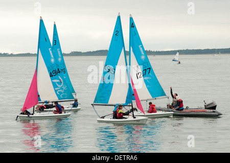 Kinder lernen auf Jollen Segeln Stockfoto