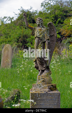 Engel Skulptur auf Grabstein. Kirche des Heiligen Edmund. Kessingland, Suffolk, England, Vereinigtes Königreich, Europa. Stockfoto