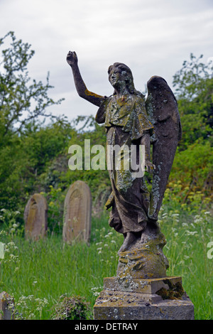 Engel Skulptur auf Grabstein. Kirche des Heiligen Edmund. Kessingland, Suffolk, England, Vereinigtes Königreich, Europa. Stockfoto