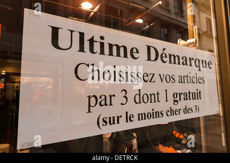 Verkaufsschild auf Schaufenster, Frankreich Stockfoto