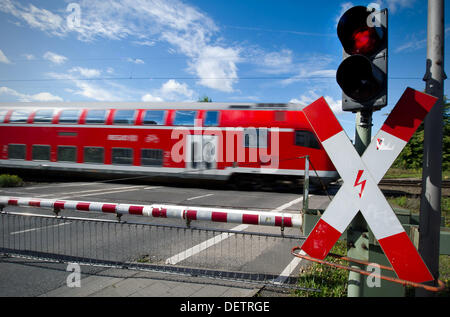 Ein Regionalzug übergibt ein Bahnübergang in Meerbusch, Deutschland, 17. September 2013. Deutsche Bahn AG Deutsche Bahn, die Polizei und die deutschen Automobilclub ADAC haben eine Kampagne abzielen, Schüler und Fahrschüler, um ihnen die Regeln und Gefahren von Bahnübergängen zu erinnern. Foto: Jan-Philipp Strobel Stockfoto