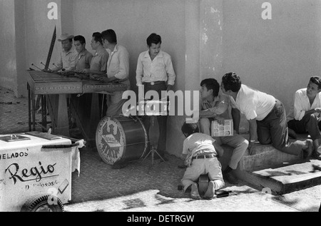 Mexiko 70 Jahre tägliches Leben Dorf Fiesta Oaxaca. Spielen des Xylophons, Dorfband 1973 HOMER SYKES Stockfoto