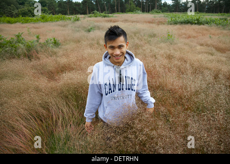 Ein junger Mann, Blick in die Kamera in einem Feld in England Stockfoto