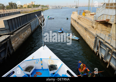 Kreuzfahrtschiff verhandeln Esna Schleuse auf Nil zwischen Assuan und Luxor, Oberägypten Stockfoto