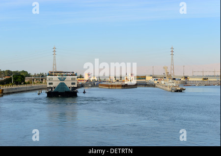 Kreuzfahrtschiff verhandeln Esna Schleuse auf Nil zwischen Assuan und Luxor, Oberägypten Stockfoto