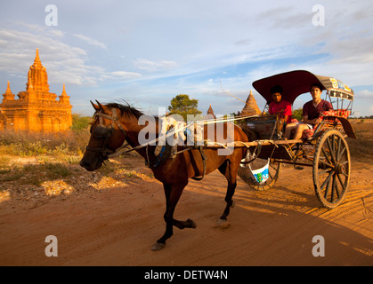 Ein Tourist fährt ein Pferdewagen in Bagan, Birma. Stockfoto