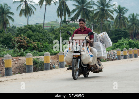 Indischer Mann auf Roller mit Ware auf den Markt gehen. Andhra Pradesh, Indien Stockfoto