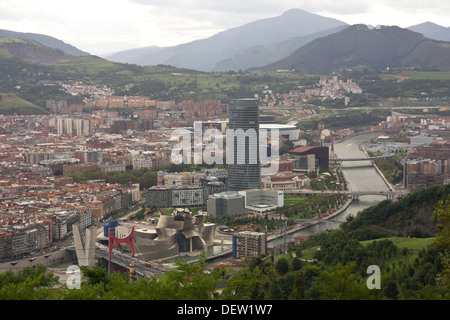 BILBAO - SEPTEMBER 2013. Panorama der Stadt Bilbao und das Guggenheim Museum. September 2013 in Bilbabo, Spanien. Stockfoto