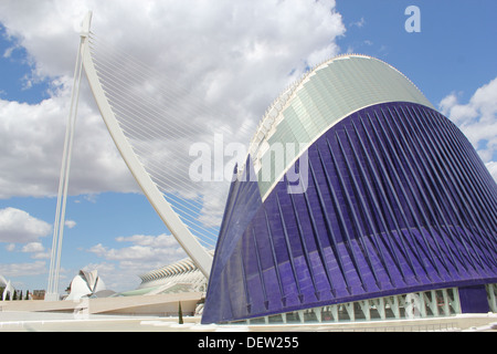 Ausstellungszentrum die Agora in der Stadt der Künste und Wissenschaften, Valencia mit Assut de l ' oder Brücke im Hintergrund Stockfoto