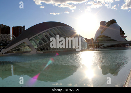 L'Hemisfèric, Stadt der Künste und Wissenschaften, Valencia, im Hintergrund der Palast der Künste Reina Sofía-Opernhaus Stockfoto