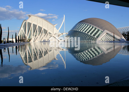 L'Hemisfèric und das Science Museum in der Stadt der Künste und Wissenschaften, Valencia, Spanien spiegelt sich im Wasser eines Teiches Stockfoto