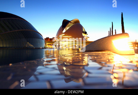 L'Hemisfèric, Stadt der Künste und Wissenschaften, Valencia, im Hintergrund der Palast der Künste Reina Sofía Opernhaus bei Nacht Stockfoto